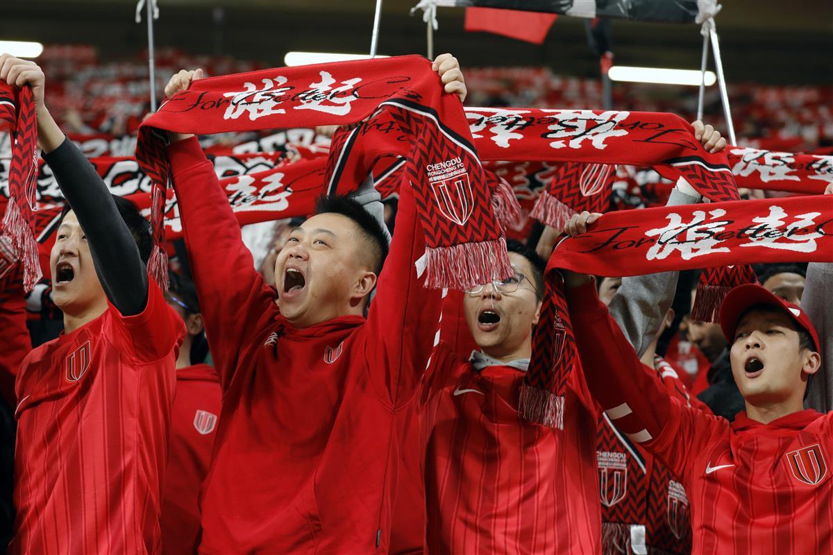 足球巨星表现亮眼，球迷热情高涨的简单介绍