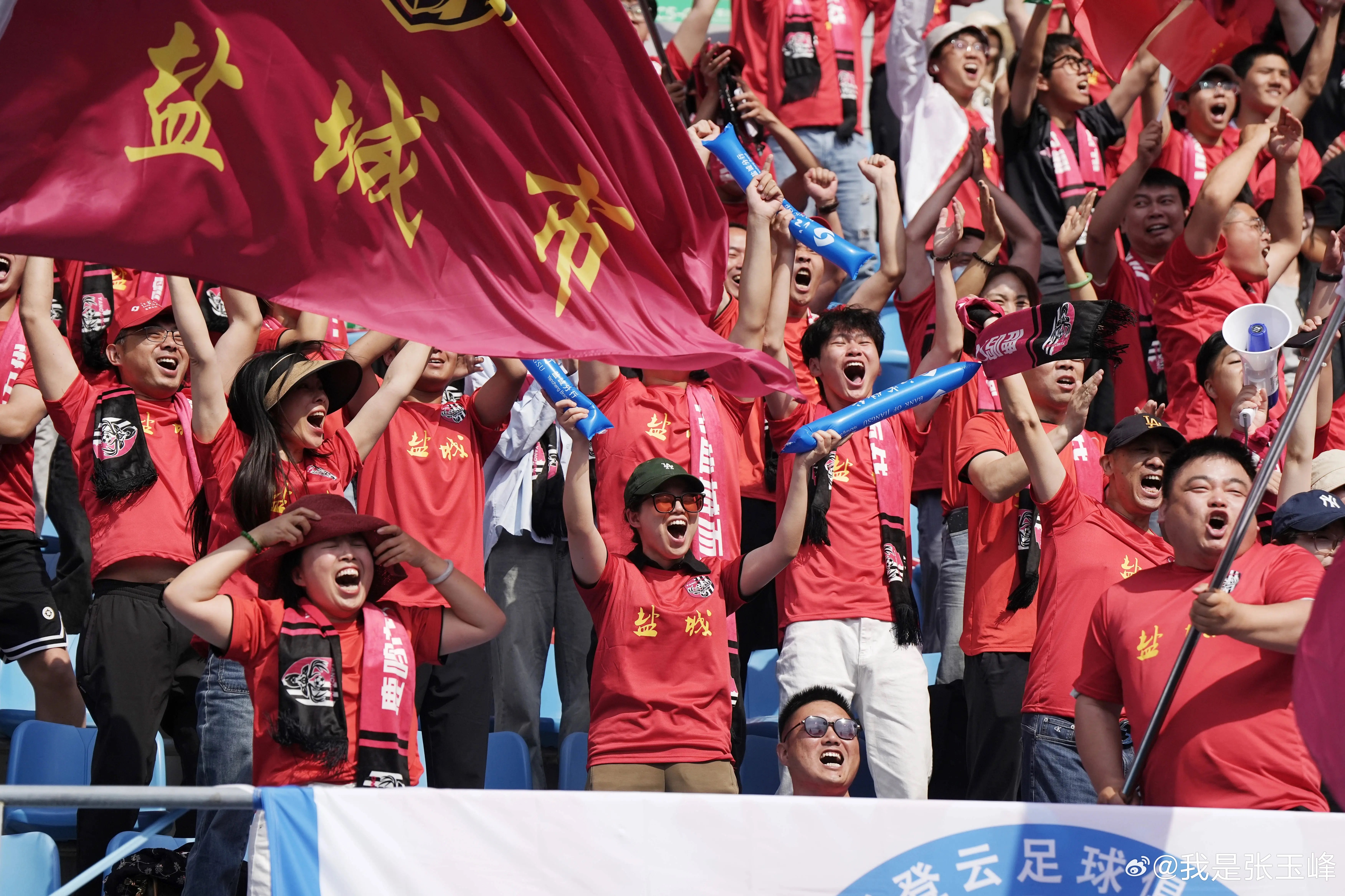 足球巨星表现亮眼，球迷热情高涨的简单介绍