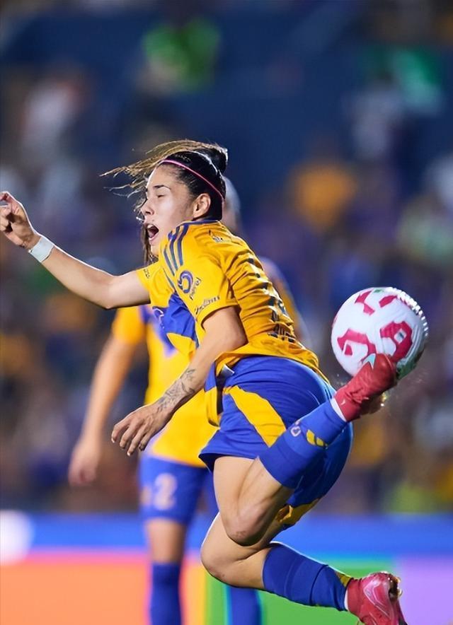 喀麦隆女足队员带伤坚持，圆满完成赛季目标